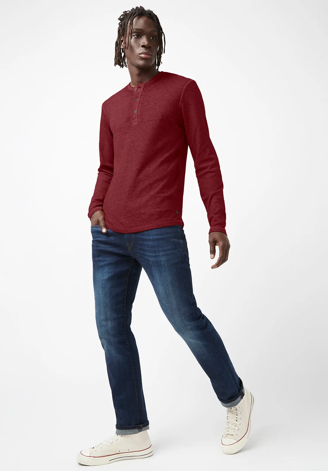 Kipat Men’s Long-Sleeve Henley Top in Dark Red - BM24046