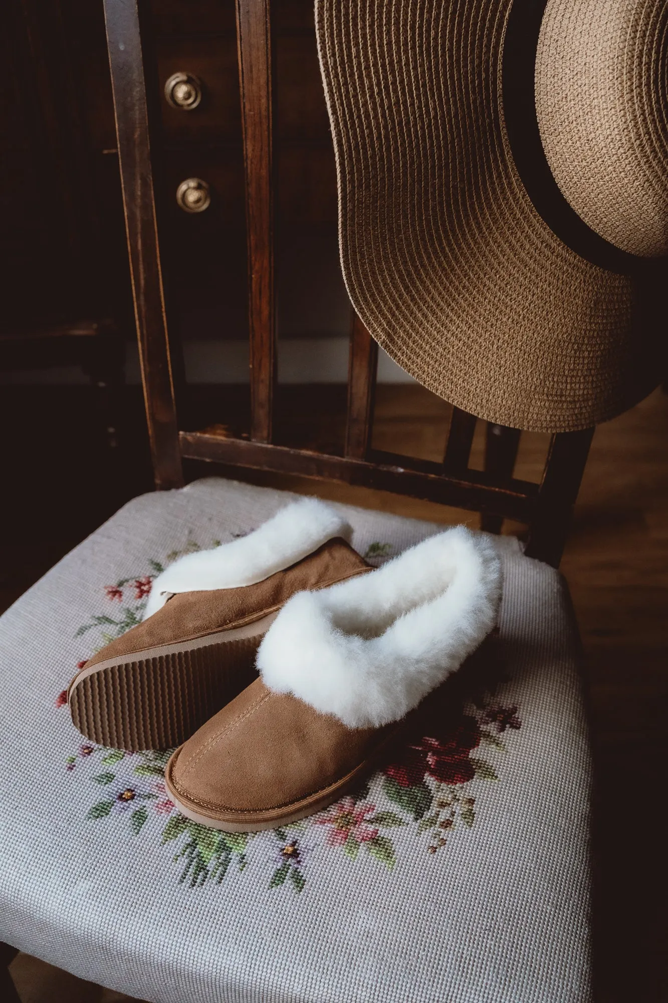 Sheepskin slippers with white fur