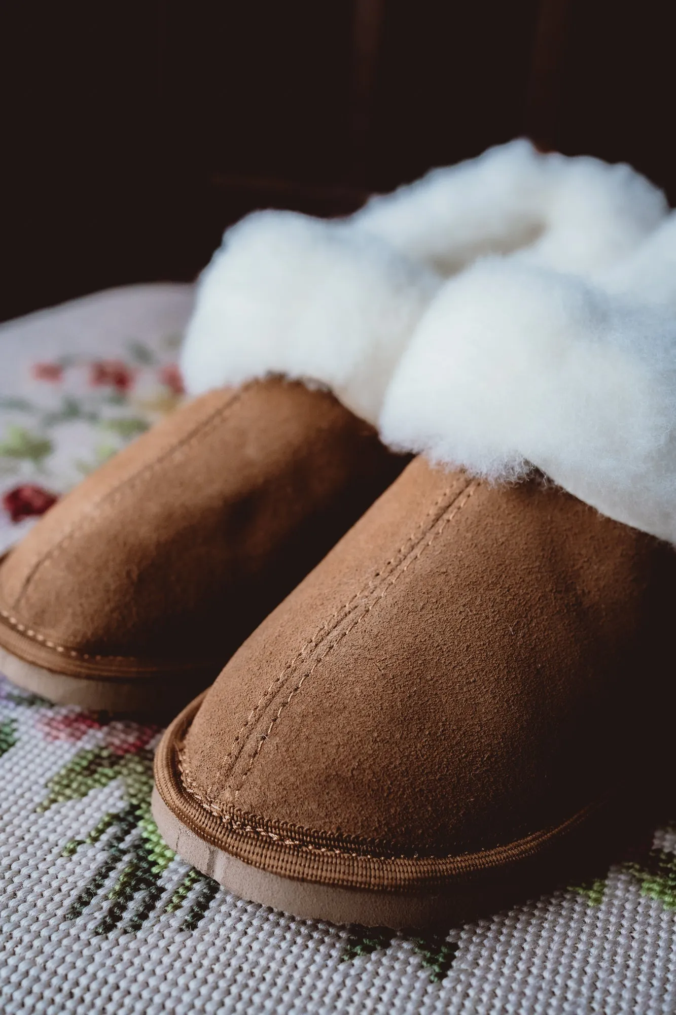 Sheepskin slippers with white fur